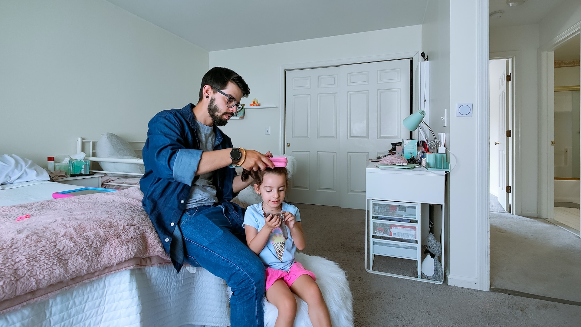 Wie mache ich meiner Tochter die Haare. in der Daddy-Daughter Hair School. Foto von OPPO Find X5 Pro auf Unsplash