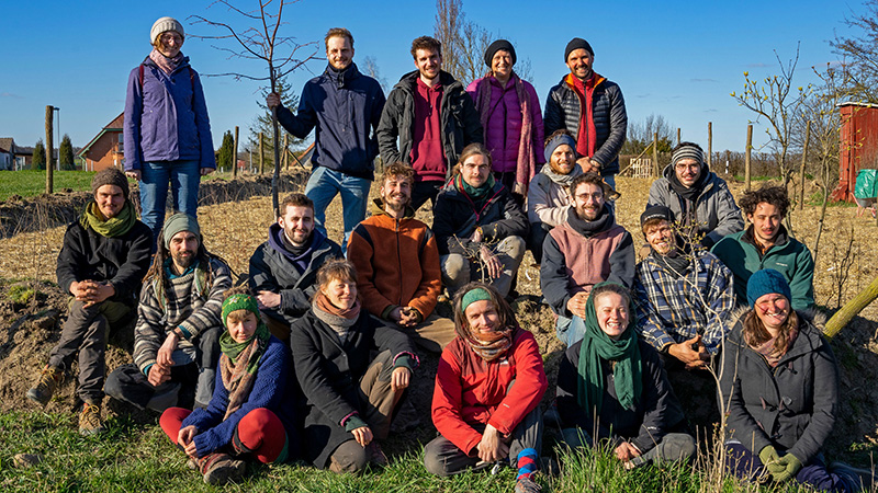 Das Tiny Forest Team auf den Anpflanzungen der ersten Bäume in Zichow in der Uckermark (Foto: Lukas Steingässer)