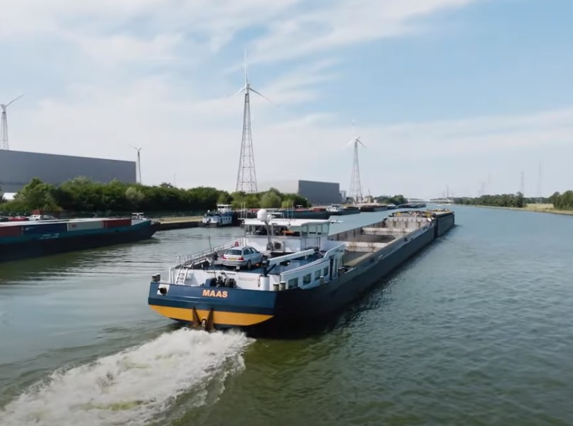 {:de}Durchbruch in der Schifffahrt: Wasserstoffbetriebene Frachtschiffe setzen auf dem Rhein neue Maßstäbe{:}{:en}Breakthrough in Shipping: Hydrogen-Powered Freight Vessels Set New Standards on the Rhine{:}